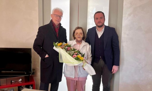 Aggredita e picchiata per una borsa in pieno giorno: Romano si stringe attorno alla signora Santina