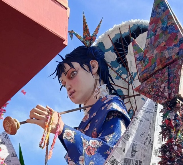 Le gru della pace volano al carnevale di Viareggio