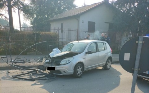 Perde il controllo dell’auto e finisce con la recinzione lungo il marciapiede, ferito un 78enne