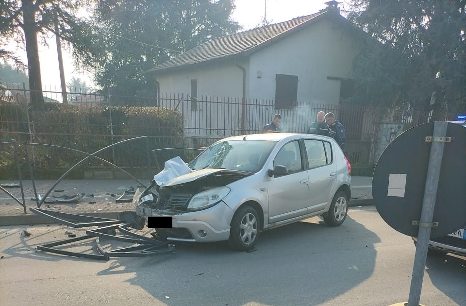 Perde il controllo dell’auto e finisce con la recinzione lungo il marciapiede, ferito un 78enne