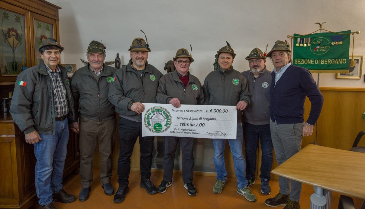 Il Gruppo delle Penne Nere del paese dona seimila euro alla “Casa degli alpini” di Endine Gaiano