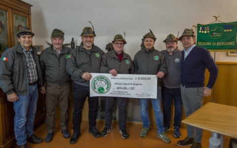 Il Gruppo delle Penne Nere del paese dona seimila euro alla “Casa degli alpini” di Endine Gaiano