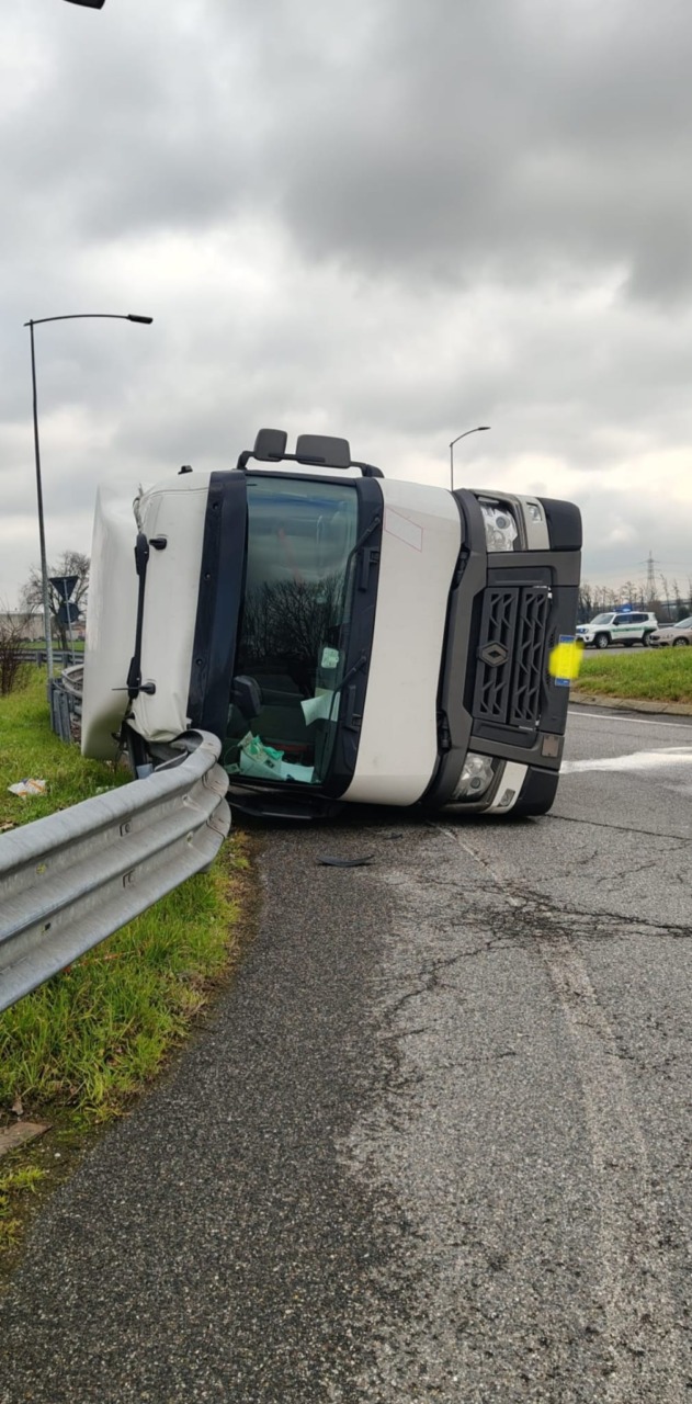 Ribaltamento all’uscita da BreBeMi, camion perde una bobina da 25 tonnellate