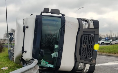 Ribaltamento all’uscita da BreBeMi, camion perde una bobina da 25 tonnellate