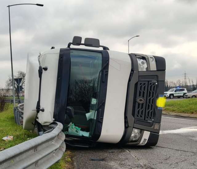Ribaltamento all’uscita da BreBeMi, camion perde una bobina da 25 tonnellate