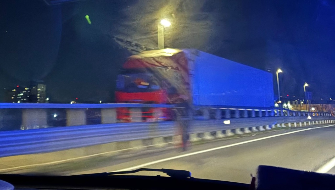 Camion si incastra lungo la pista ciclopedonale sul cavalcavia tra Treviglio e Caravaggio