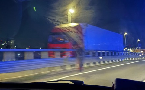 Camion si incastra lungo la pista ciclopedonale sul cavalcavia tra Treviglio e Caravaggio
