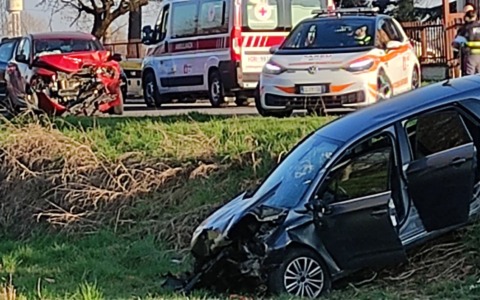Scontro frontale lungo la Francesca, quattro feriti