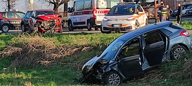 Scontro frontale lungo la Francesca, quattro feriti