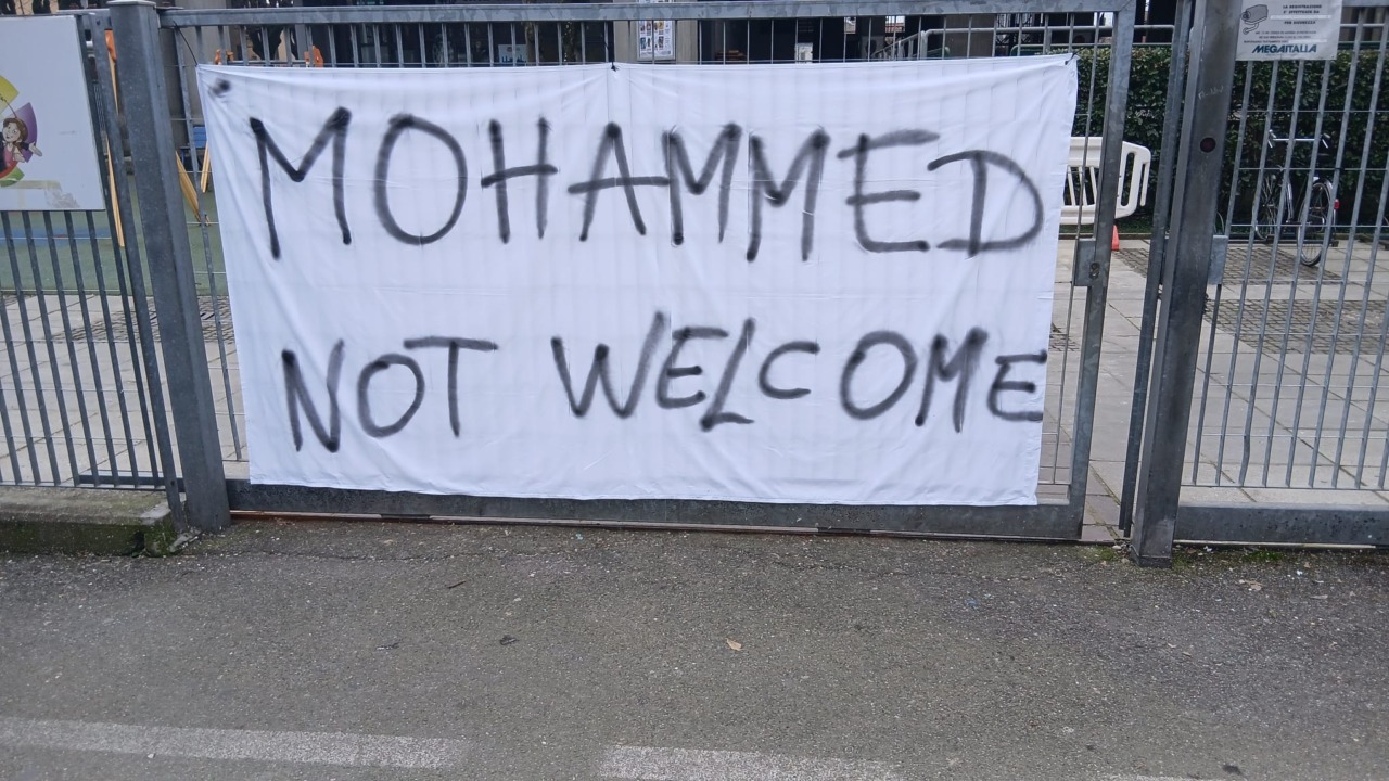 Striscione contro l’Iftar dell’amicizia di Romano di Lombardia