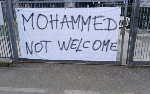 Striscione contro l’Iftar dell’amicizia di Romano di Lombardia