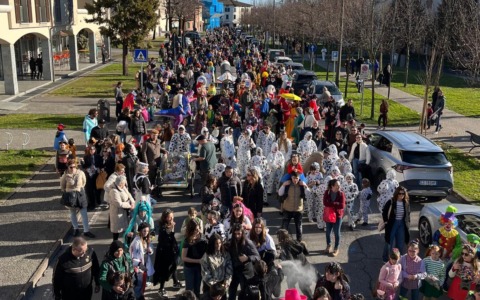 Esplodono i colori del Carnevale: la Bassa festeggia tra carri e maschere