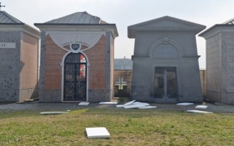Assalto al cimitero di Basella: cappelle private depredate del rame