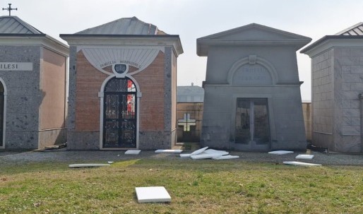 Assalto al cimitero di Basella: cappelle private depredate del rame