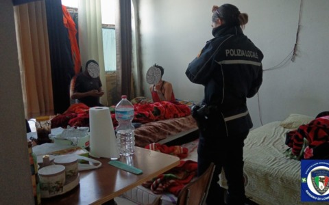 Vivevano nella cantina di un palazzo: due denunciati per abusivismo