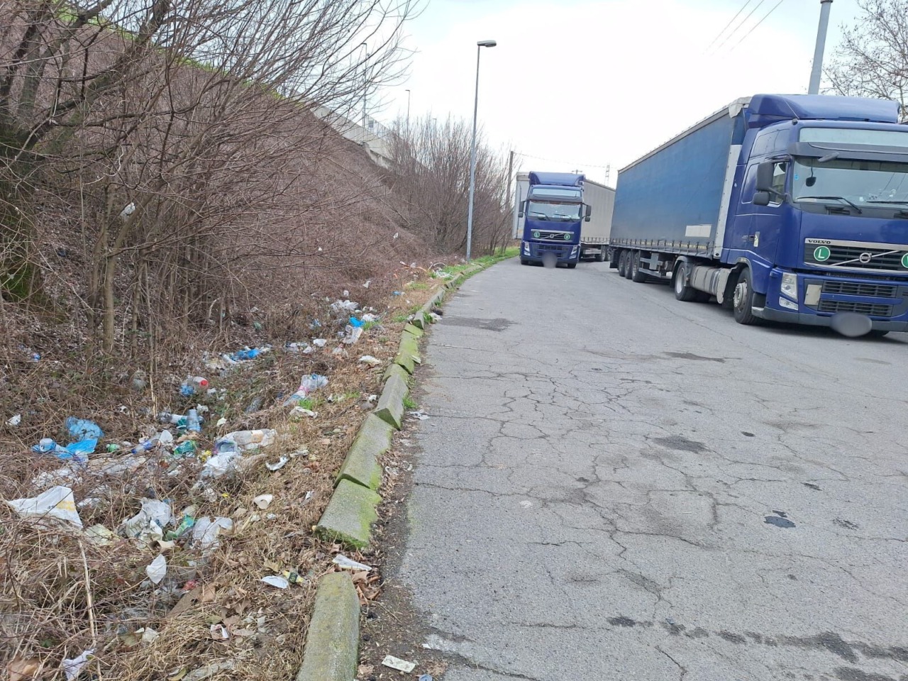L’area della stazione ferroviaria di Vidalengo ridotta a una discarica a cielo aperto