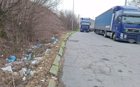 L’area della stazione ferroviaria di Vidalengo ridotta a una discarica a cielo aperto