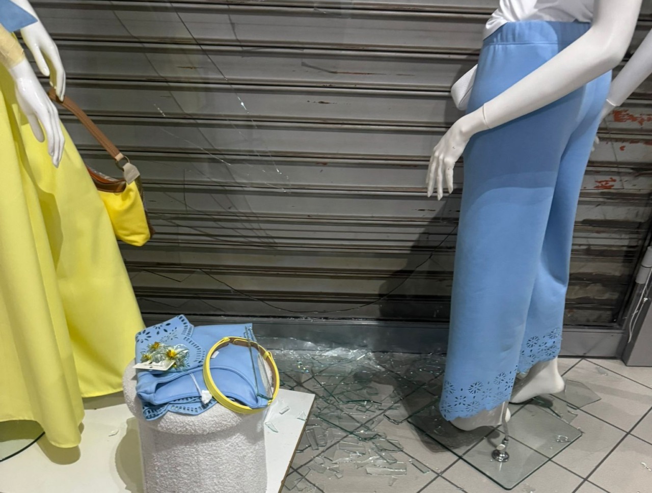 Sfondata la vetrina di un negozio in via Moriggia nel cuore della notte