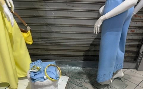 Sfondata la vetrina di un negozio in via Moriggia nel cuore della notte