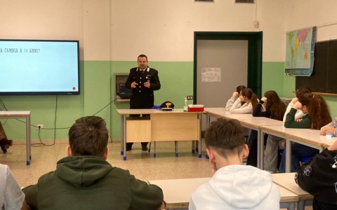 Legalità e cittadinanza attiva: i carabinieri incontrano gli studenti della scuola media “Gino Strada”