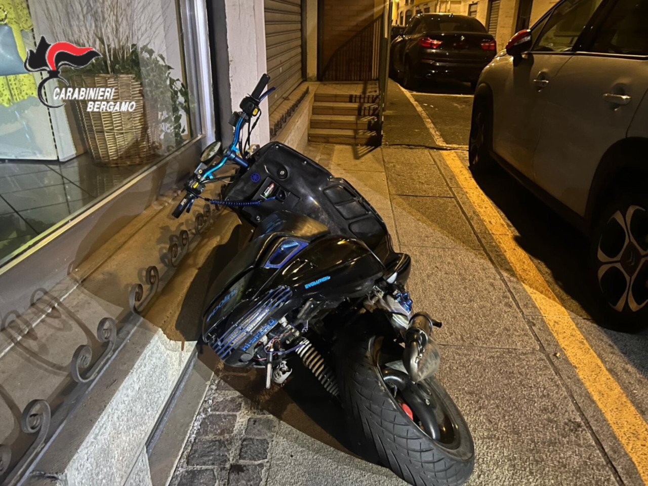 Rapinano un diciassettenne e scappano con il suo scooter: arrestati due giovani a Caravaggio