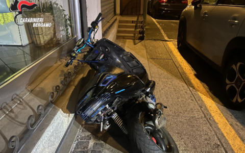 Rapinano un diciassettenne e scappano con il suo scooter: arrestati due giovani a Caravaggio