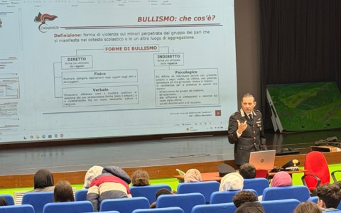 I carabinieri incontrano gli studenti: oltre 400 studenti a lezione di legalità