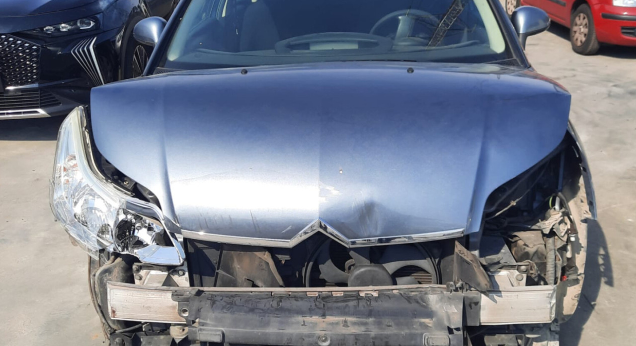 Folle fuga in centro con l’auto rubata, poi (ubriaco) si ferisce scavalcando una recinzione