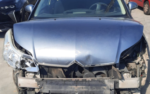 Folle fuga in centro con l’auto rubata, poi (ubriaco) si ferisce scavalcando una recinzione