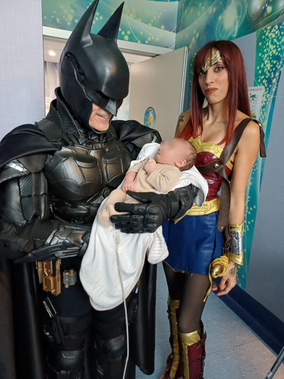 Bat Prince, l’eroe che dona sorrisi ai bimbi in Pediatria inaugurerà la Panchina viola