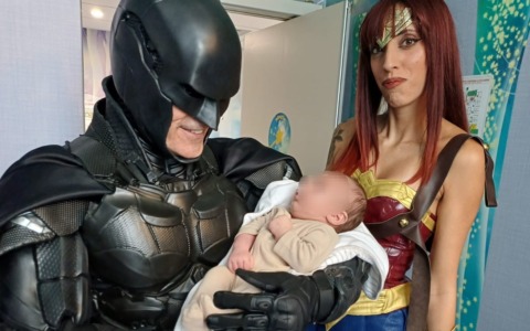 Bat Prince, l’eroe che dona sorrisi ai bimbi in Pediatria inaugurerà la Panchina viola