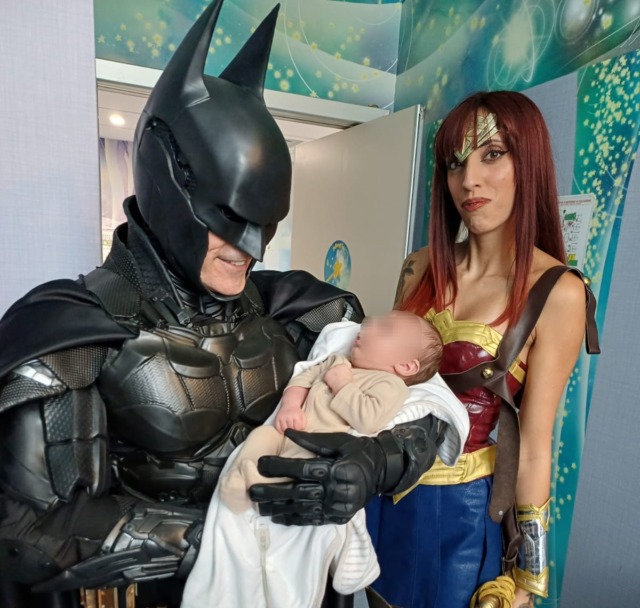 Bat Prince, l’eroe che dona sorrisi ai bimbi in Pediatria inaugurerà la Panchina viola