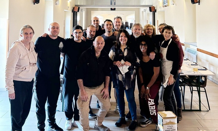 Sala gremita a Covo per il pranzo solidale: successo per l’iniziativa “Un mulino per le donne di Pokong”