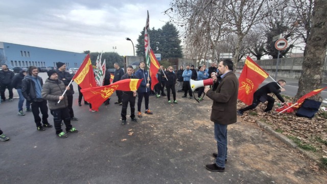 Sciopero alla Bianchi Industry, lavoratori in presidio contro il licenziamento di un collega