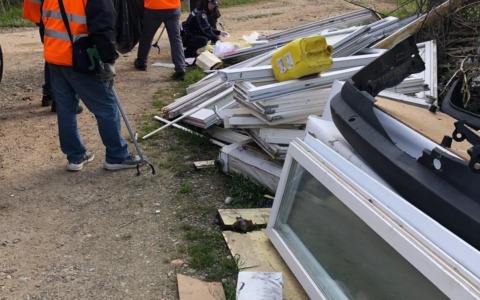 Volontari in azione per ripulire la riva dell’Oglio dai rifiuti: trovati anche serramenti abbandonati