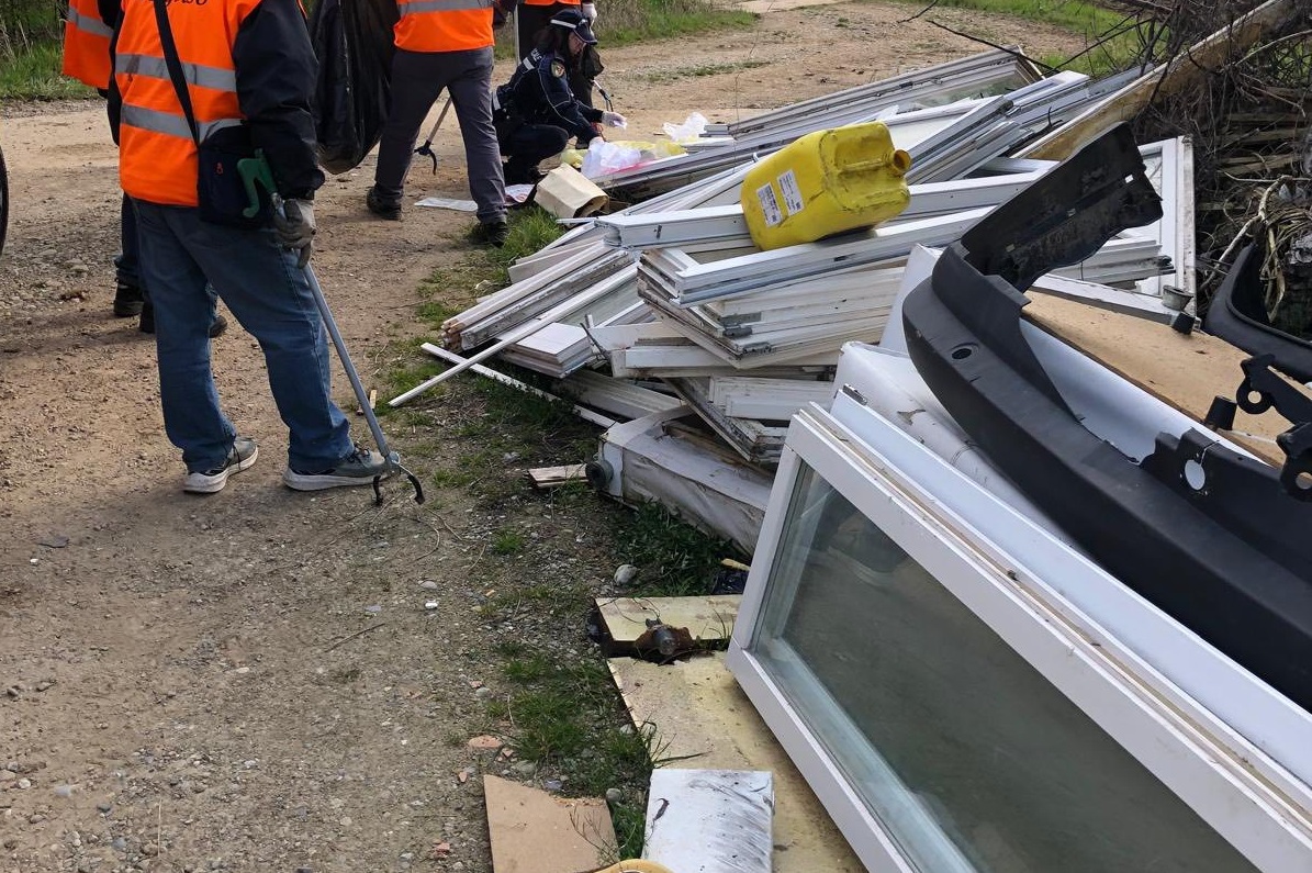 Volontari in azione per ripulire la riva dell’Oglio dai rifiuti: trovati anche serramenti abbandonati