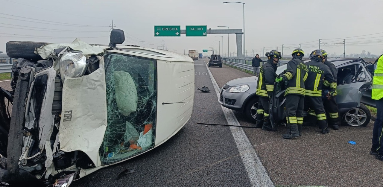 Violento tamponamento all’uscita per il casello di Calcio: auto ribaltata e due feriti