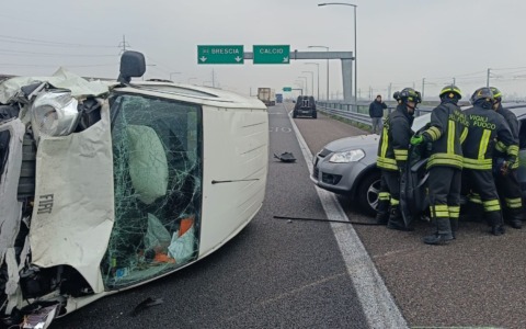 Violento tamponamento all’uscita per il casello di Calcio: auto ribaltata e due feriti