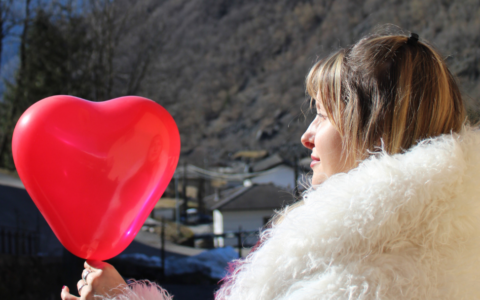 “Cantavamo insieme, ora canto di lui”, Alessia Passera dedica al papà il suo primo inedito “Torna presto”