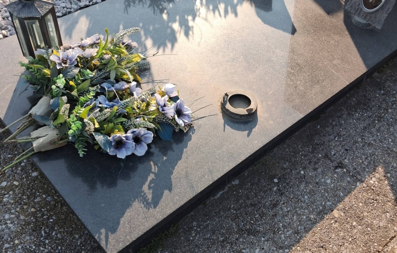 Furti di rame al cimitero di Fontanella: profanate tombe di famiglia