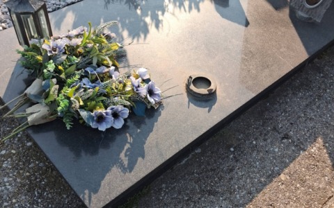 Furti di rame al cimitero di Fontanella: profanate tombe di famiglia