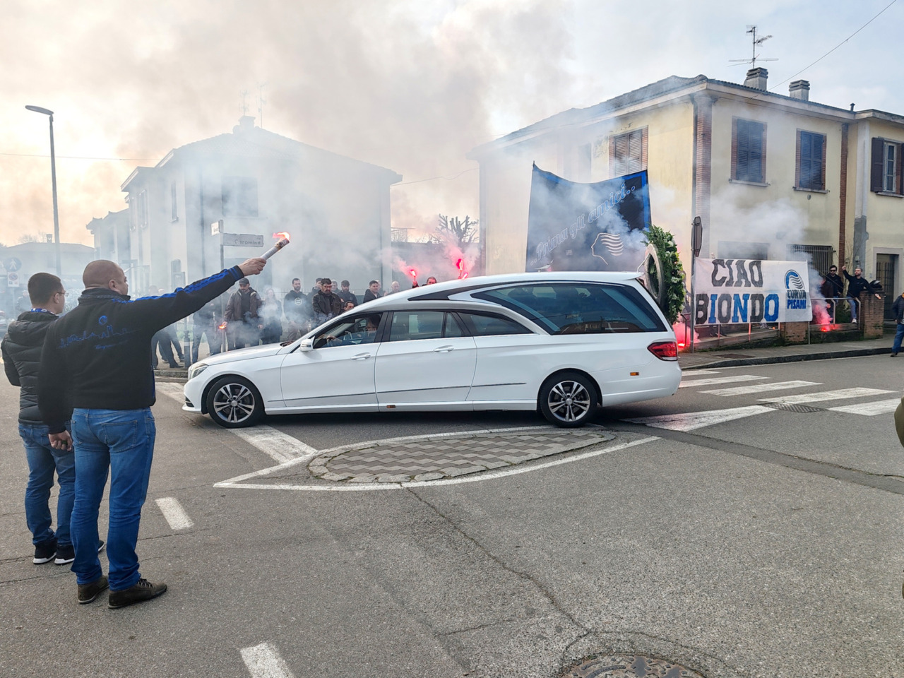 Fiori bianchi, striscioni, fumogeni e un lungo applauso per l’addio a Stefano Legramandi