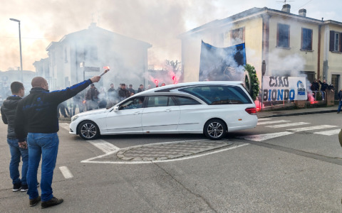 Fiori bianchi, striscioni, fumogeni e un lungo applauso per l’addio a Stefano Legramandi