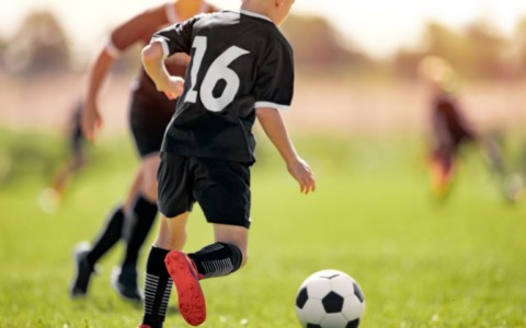 Tenta di rapire un bambino dopo l’allenamento di calcio fingendosi il padre, arrestato 29enne