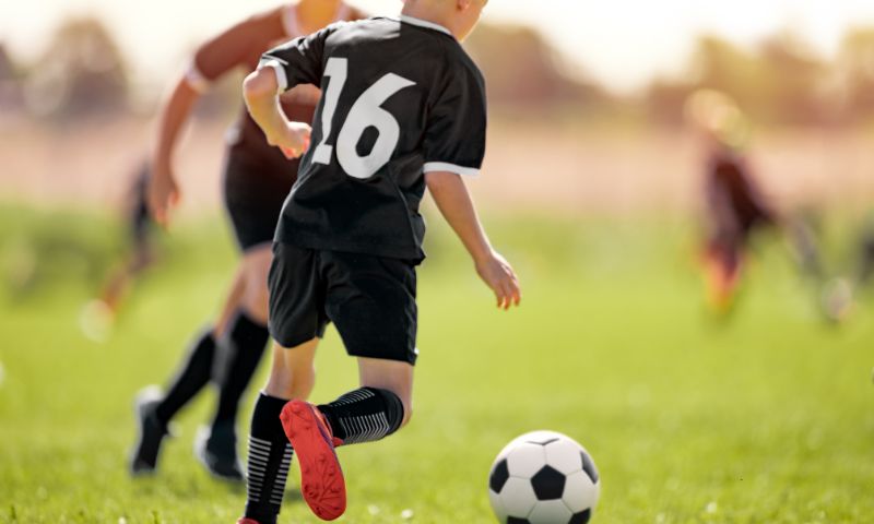 Tenta di rapire un bambino dopo l’allenamento di calcio fingendosi il padre, arrestato 29enne