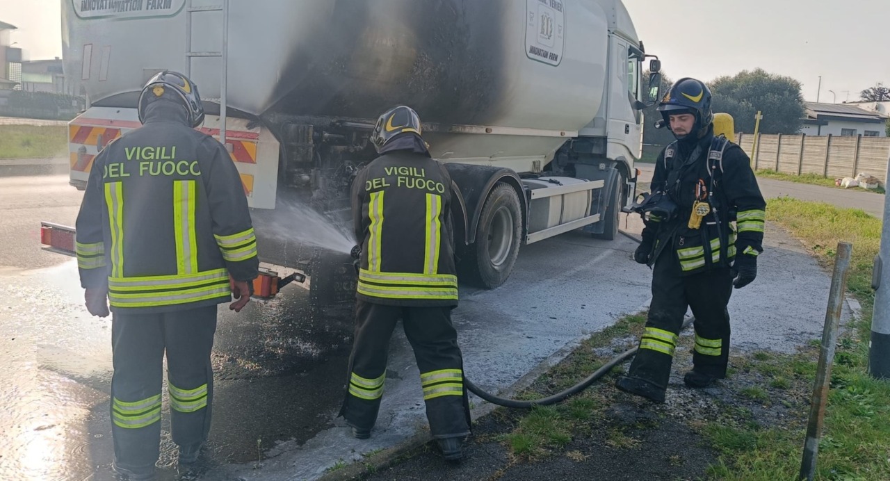Tir in fiamme a Pumenengo: intervento tempestivo dei Vigili del fuoco