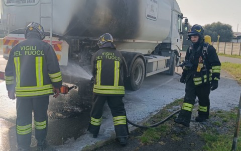 Tir in fiamme a Pumenengo: intervento tempestivo dei vigili del fuoco