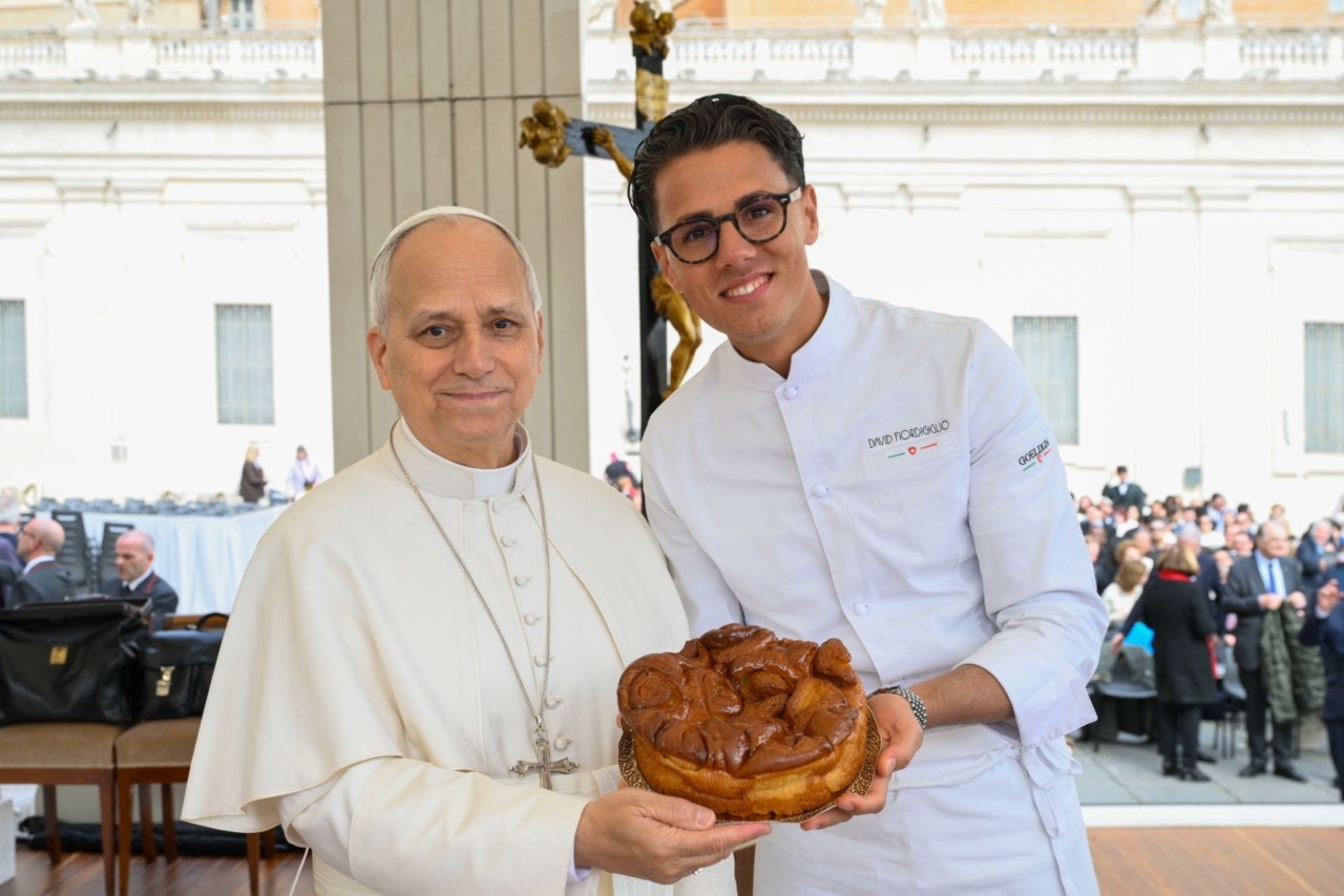 Dall’Istituto Rubini al Vaticano: la torta di rose degli studenti conquista il Papa