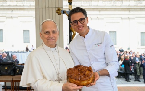 Dall’Istituto Rubini al Vaticano: la torta di rose degli studenti conquista il Papa
