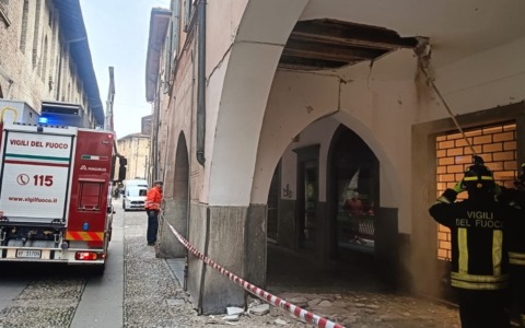 Crollo nei porticati storici di Romano: attimi di paura nel centro cittadino
